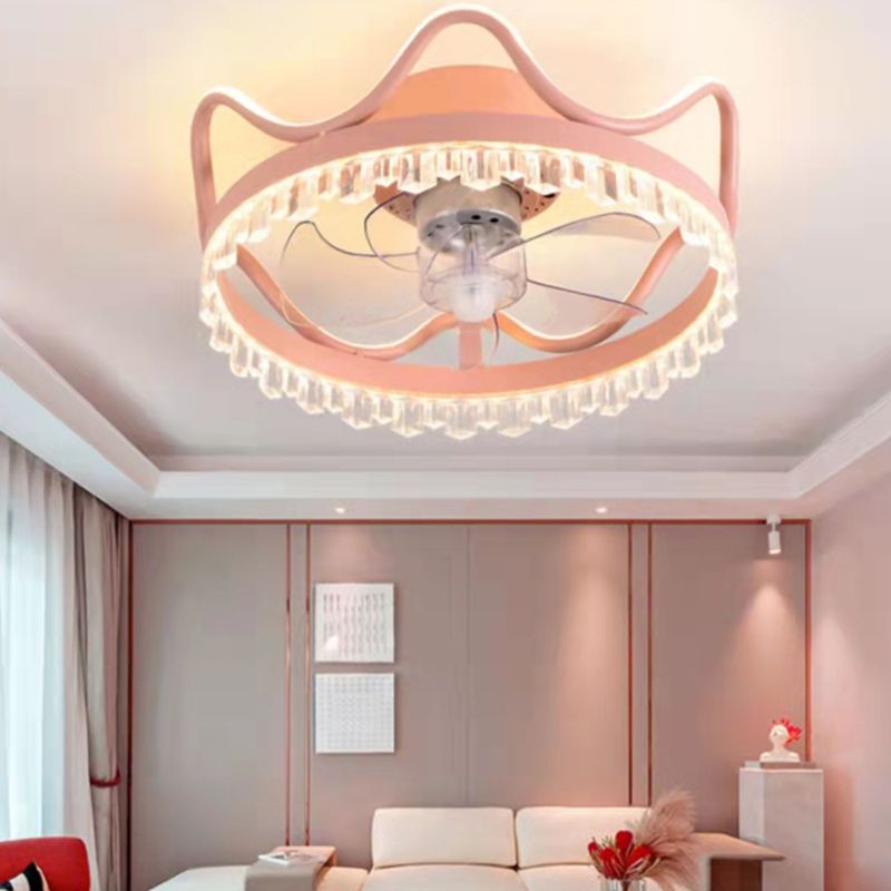 Lampe de plafond de forme de couronne.