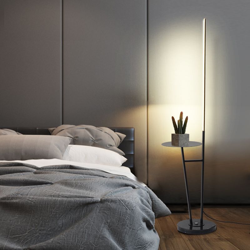 Einfache stab geformte Bodenlicht Aluminium Wohnzimmer LED Stehlampe mit Tablett