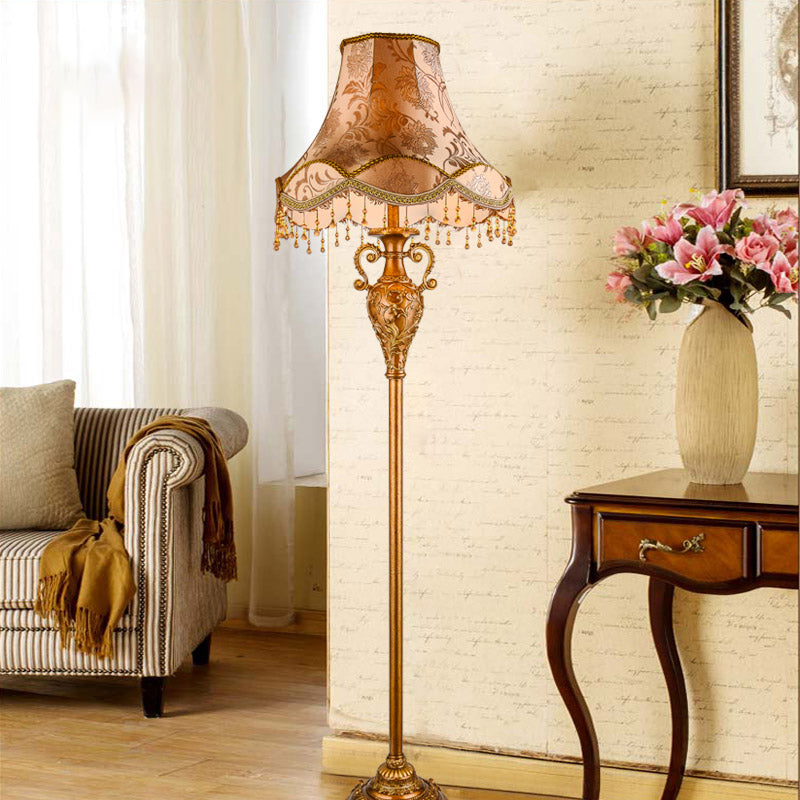 1-Bulb-Boden stehende Lampe ländlicher Stil verjüngter Schatten Stoffleuchte in Gold mit kaskadierendem Design