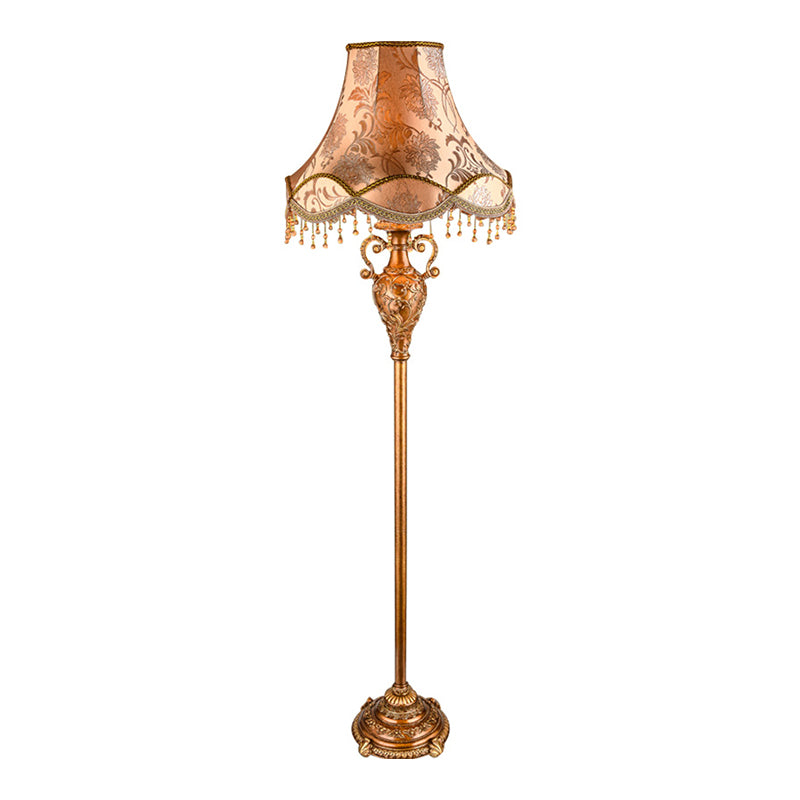 1-Bulb-Boden stehende Lampe ländlicher Stil verjüngter Schatten Stoffleuchte in Gold mit kaskadierendem Design