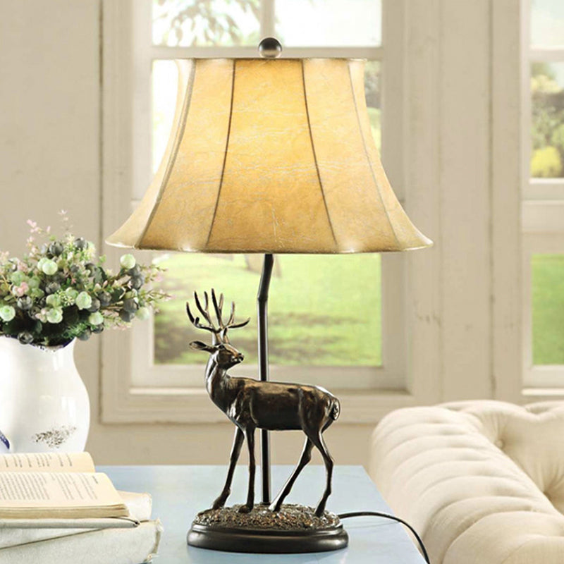 Beige 1-Lichttisch-Licht ländlicher Metallhirschhirsch-Basis-Nachttisch-Lampe mit Stoffschatten