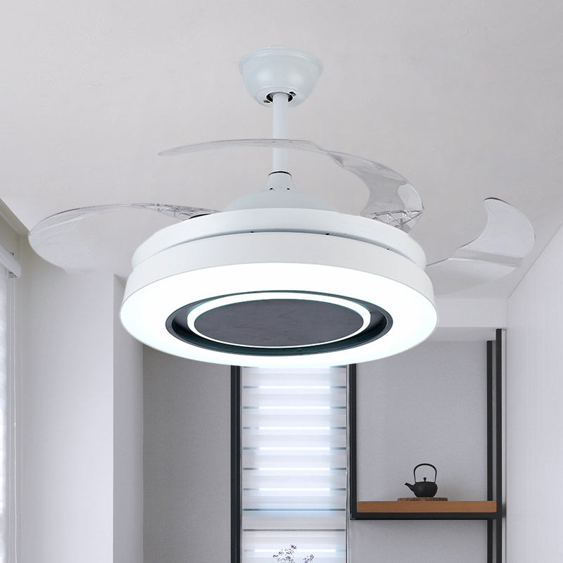 Witte drum-vorm hangerse ventilatorlamp Minimalisme 42 "brede LED-acryl dicht bij plafondlicht met 4 heldere messen