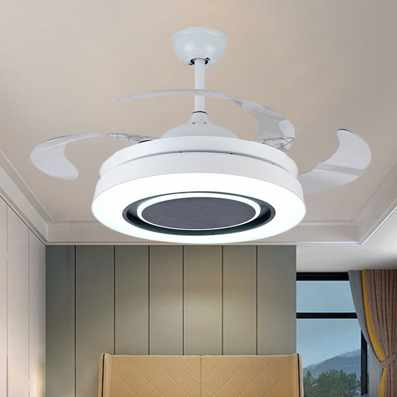 Witte drum-vorm hangerse ventilatorlamp Minimalisme 42 "brede LED-acryl dicht bij plafondlicht met 4 heldere messen