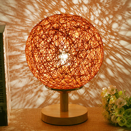 Rattan handgewebte Tischlampe zeitgemäß 6 "/7" W 1 Glühbirnen weiß/rotes Tischlicht mit globaler Schatten und Holzbasis