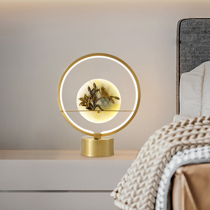 Circle Night Table Light Modernist Metall LED Gold Desk Lampe mit innerer Blume und Vogeldekoration