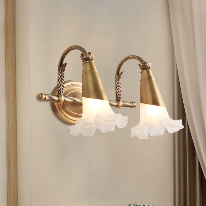 Iluminación de tocador de cono de oro Vidrículas blancas tradicionales 1/2/3 lámpara de pared de baño con borde de lechuga