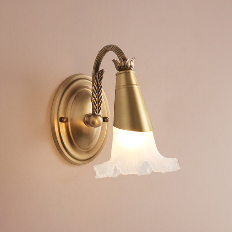 Iluminación de tocador de cono de oro Vidrículas blancas tradicionales 1/2/3 lámpara de pared de baño con borde de lechuga