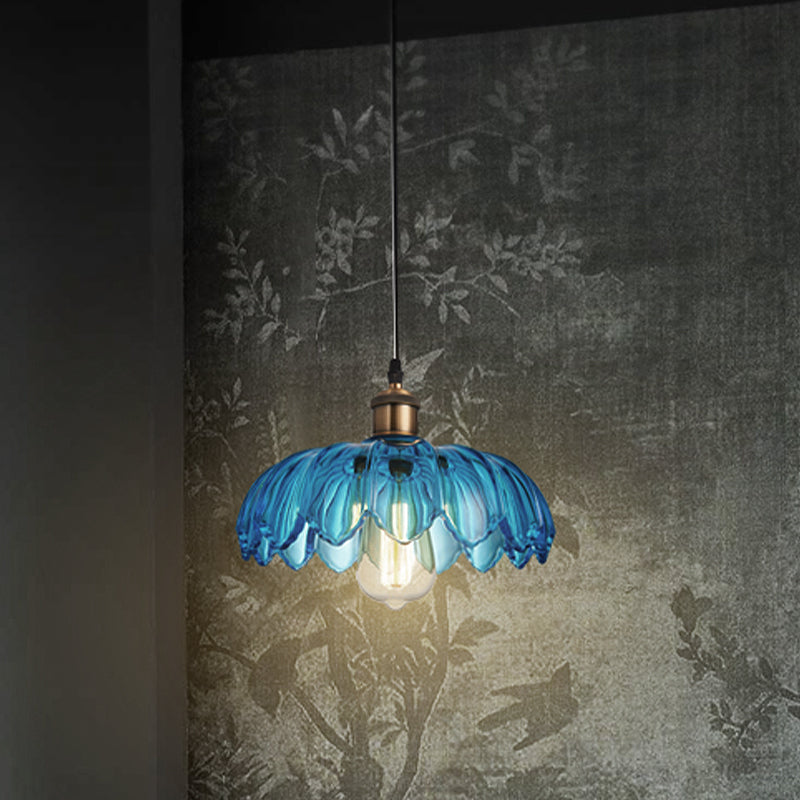 Geschulpte hanglamp industrieel 8 "/10"/12 "breed 1 lichtblauw glashanglamp in messing met geribbelde deksel