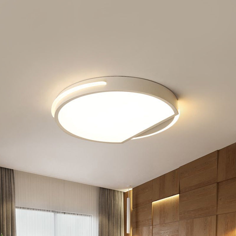 Round Ceiling Flushmount Simplicity Metal 1 Light 16"/19.5" Wide White Flush Lighting in Warm/White Light