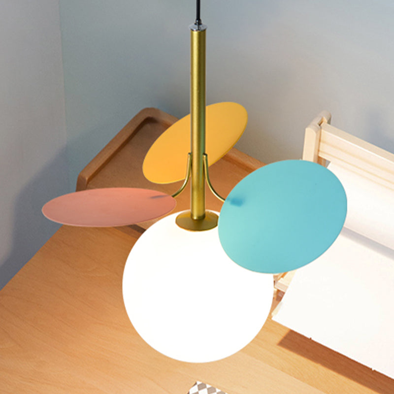 Suspension de suspension nordique ver verre blanc 1-bulb pendant chambre à coucher avec panneau en PVC rouge et bleu