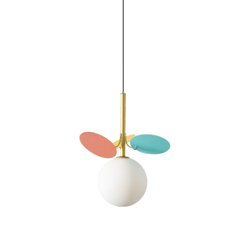 SUSPENSIÓN NORDIC GLOBE Glass blanco Lámpara colgante de dormitorio de 1 bombilla con panel de PVC rojo y azul