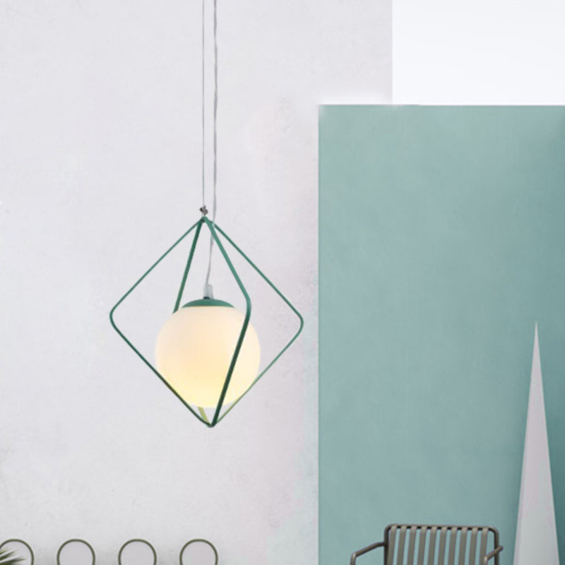 Green / Gris Rhombus Cage Pendant Light Minimaliste 1 Kit de lampe suspendue en fer de tête avec une teinte en verre de lait à bille à l'intérieur