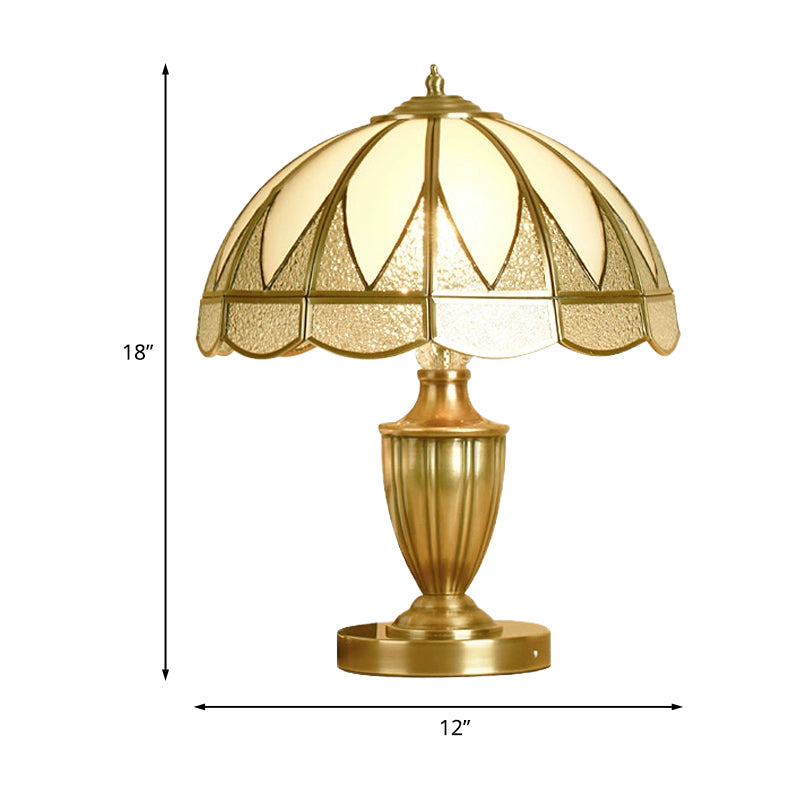 Table tête d'or 1 tête légère colonial beige et verre givré dôme 12 "/ 16" de large table de chevet de large pour le chevet