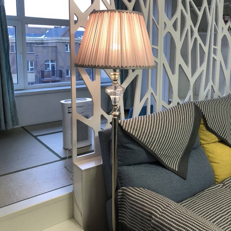 Moderne rhombus-achtige vloerlamp helder kristal 1 kop salon staan ​​licht in champagne met kegelstofschaduw