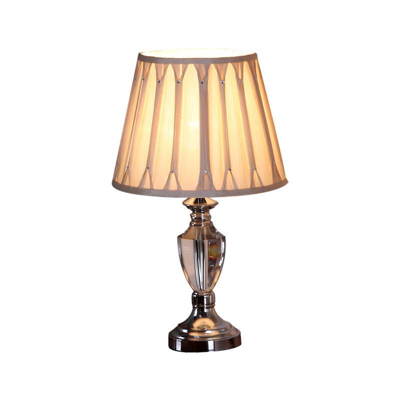 1 Kopf -Fass -Schattentisch -Licht traditioneller beige Faltenstoff Nachttisch -Lampe in Chrom mit klarer Kristallbasis