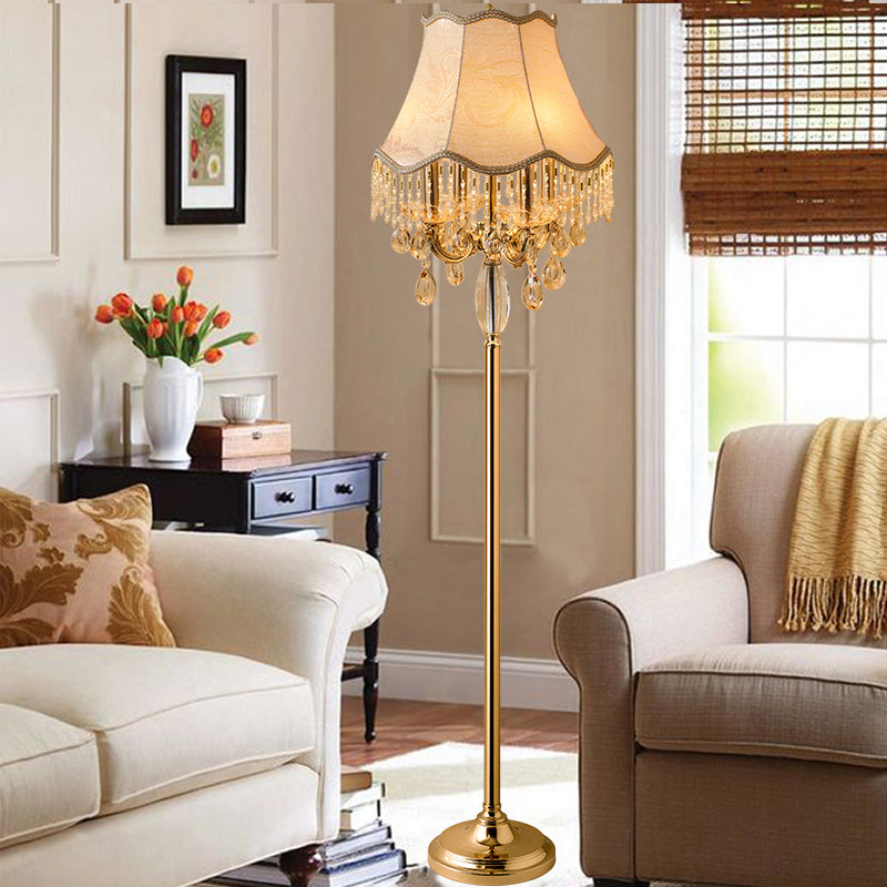 Gold Candlestick Floor Light Droplettes en cristal traditionnelles 4 bulbes salon debout lampadaire avec une nuance de garniture festonnée