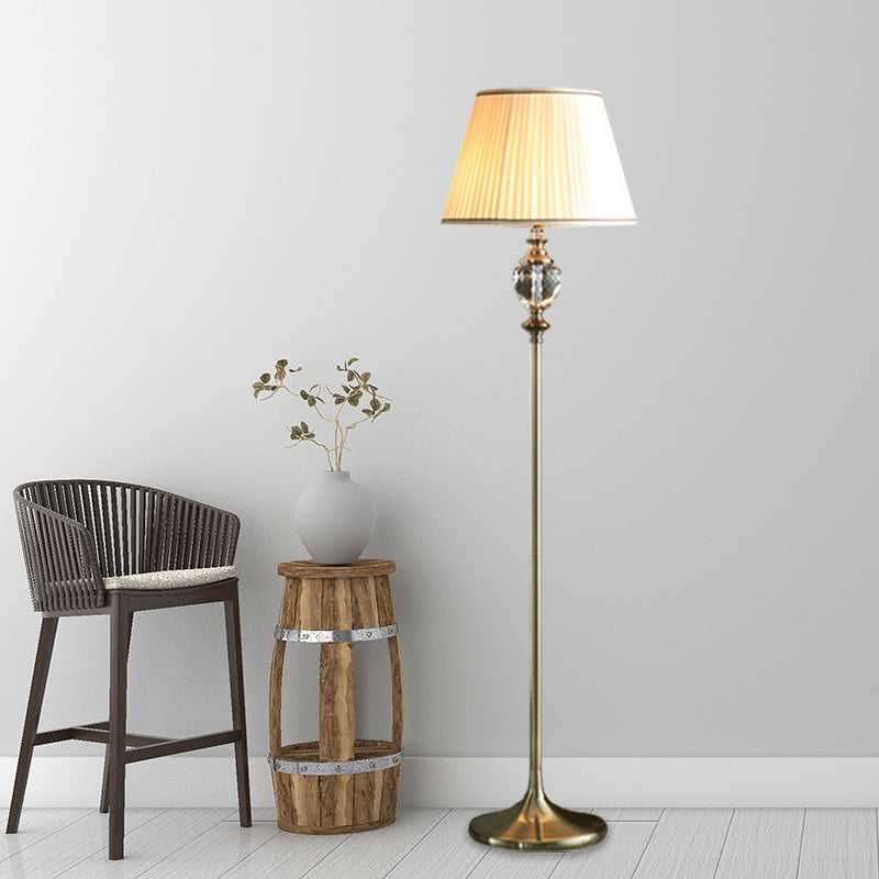 1-bulb kristal opstaanlamp met geplooide/taps toelopende schaduw stof traditionele woonkamer leesvloer lamp in koffie/beige