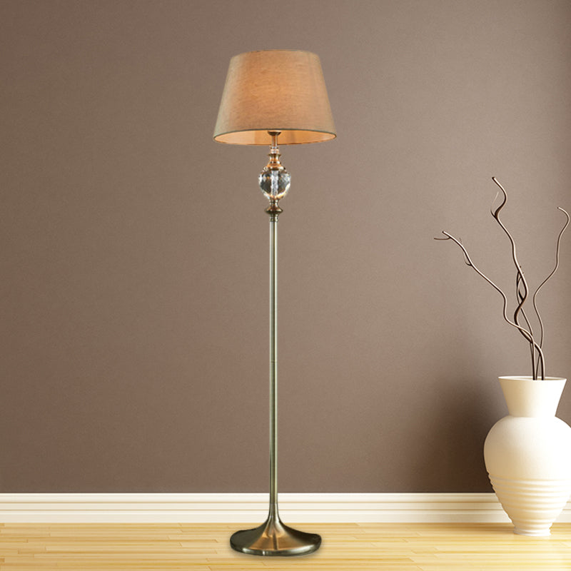 1-bulb kristal opstaanlamp met geplooide/taps toelopende schaduw stof traditionele woonkamer leesvloer lamp in koffie/beige