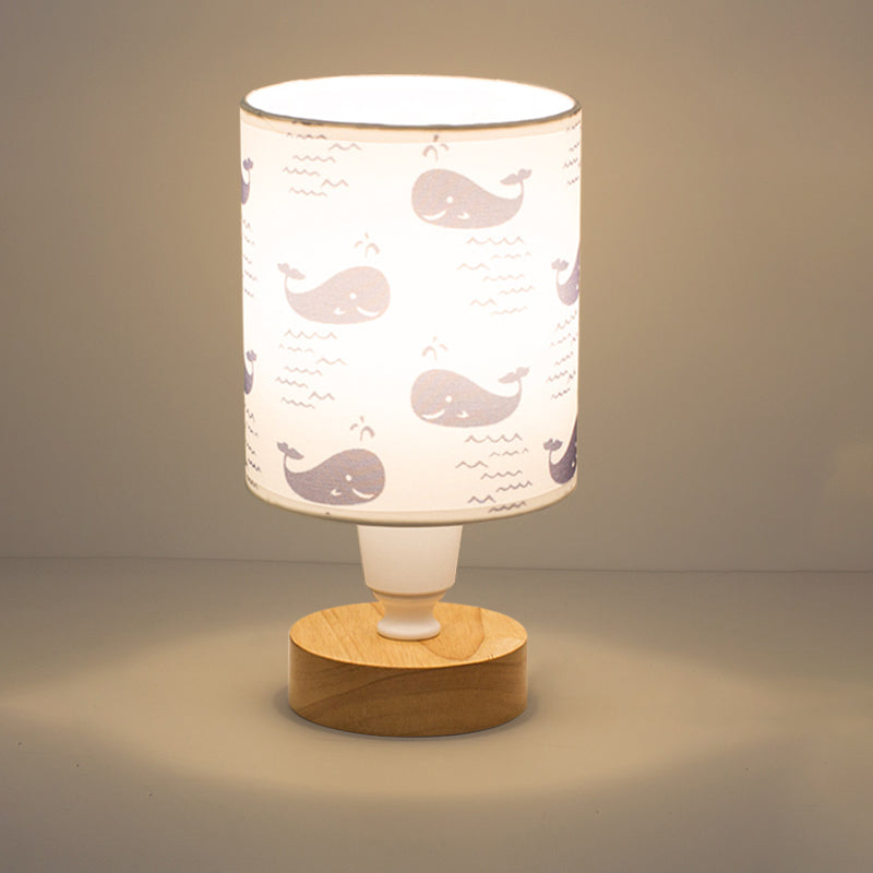 Fabric Cylinder Light Light Modern 1-Bulb Lire lampe avec arbre / poisson / cactus Déco et base en bois en blanc