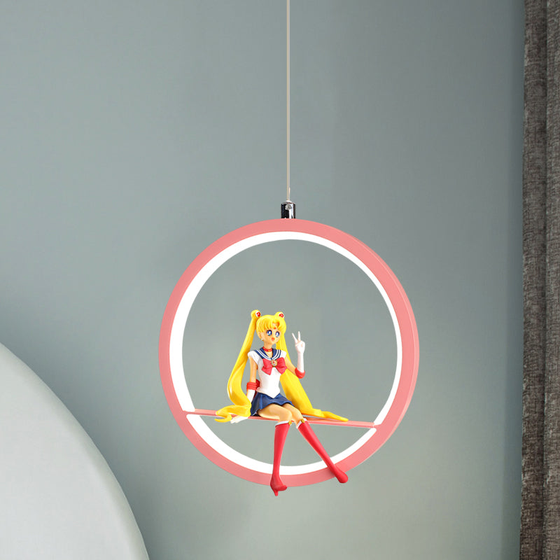 Round Girls Bedroom Pendant Pendant Chandelier Metallic LED Cartoon Hanging Light avec une fille de fille en rose / bleu