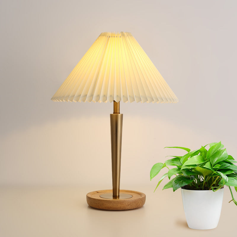 1 tête de table de nuit lampe à la lampe conique Éclairage de tâche en tissu plissé avec du bois rond piédestal en or