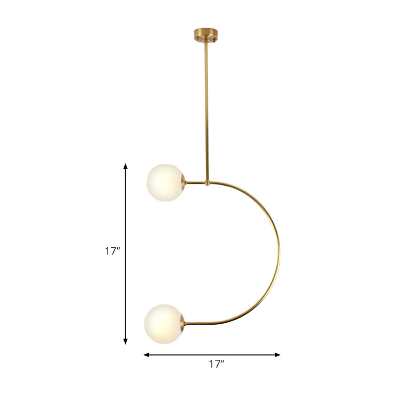 Metaal C -vormig hangend hanglampje met melkglasbalschaduw Moderne 2 lichten Hangende lamp in goud