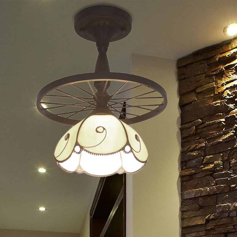 Beige bloembladen gevormd semi -spoelplafondlicht met wiel 1 licht tiffany industrieel glazen plafondlamp voor café