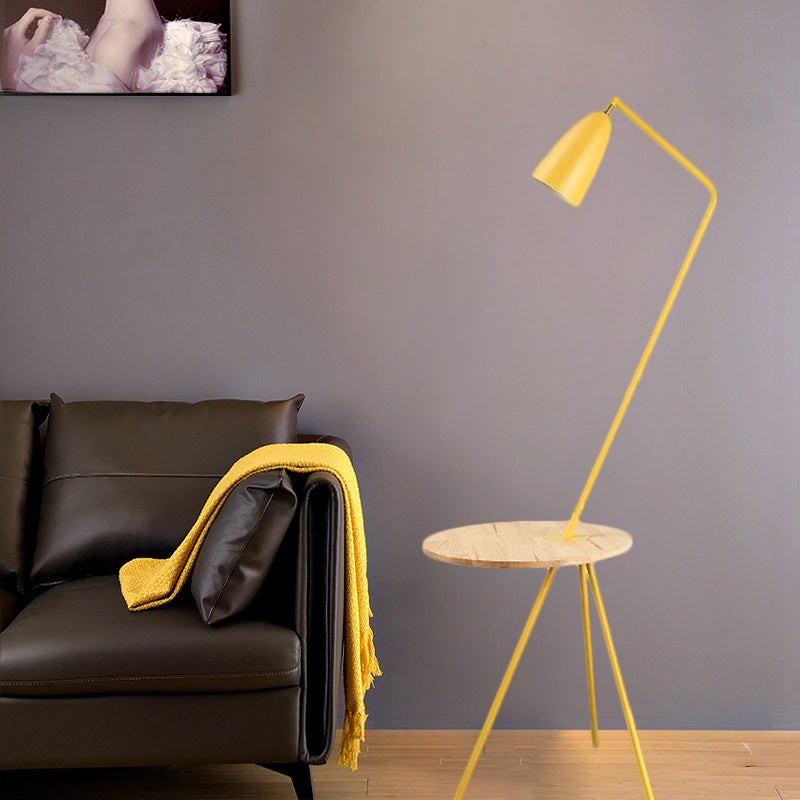 Luz de lectura de piso alargado de metal Luz de lectura Simple 1 Bulbo Negro/Rosa/Amarillo Trípode Iluminación de pie con estante para sala de estar