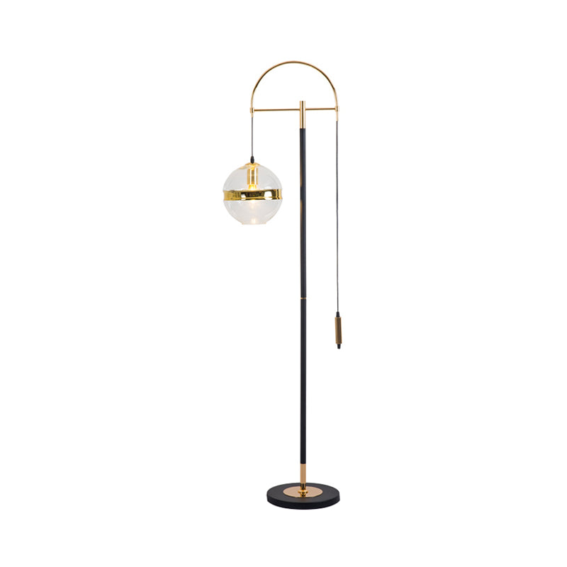 1-Kopf-Wohnzimmerbodenbeleuchtung moderne schwarz und golden gebogene stehende Lampe mit Globus klarer Glasschatten in Weiß/Gelblicht