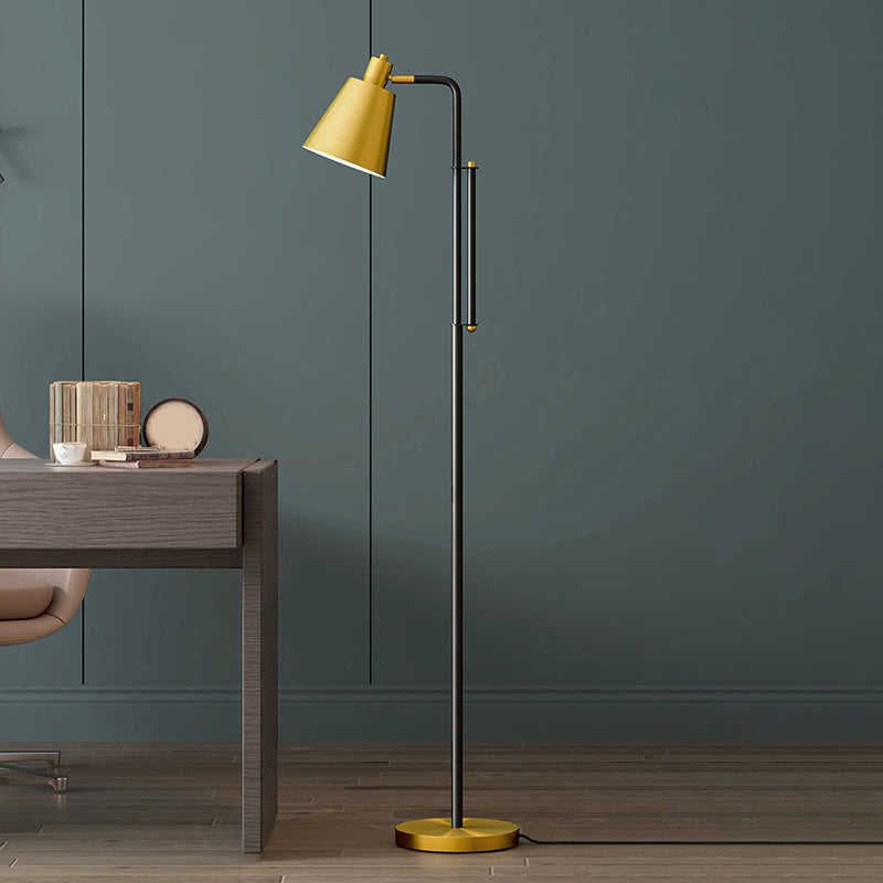 Modernistische sich verjüngte stehende Lampe Metallic 1-Licht Wohnzimmer Lesebodenlicht in Messing