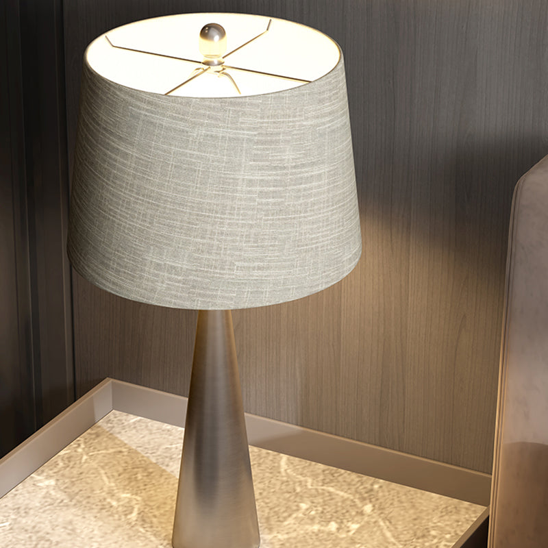 1 bulbo de la mesa de la mesa de la mesa de dormitorio simple lámpara de mesita de noche plateada con sombra de tela de tambor cónica