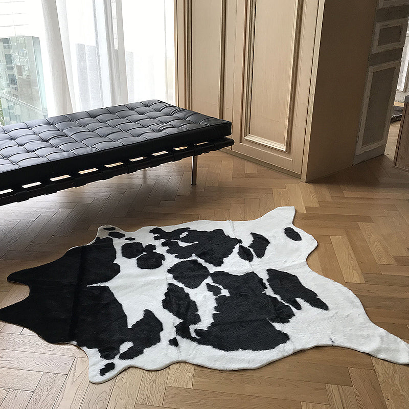 Tapis de motif de peau de vache funky tapis nordique noir polyester le tapis adaptation aux animaux de compagnie lavable pour les animaux de compagnie pour le salon