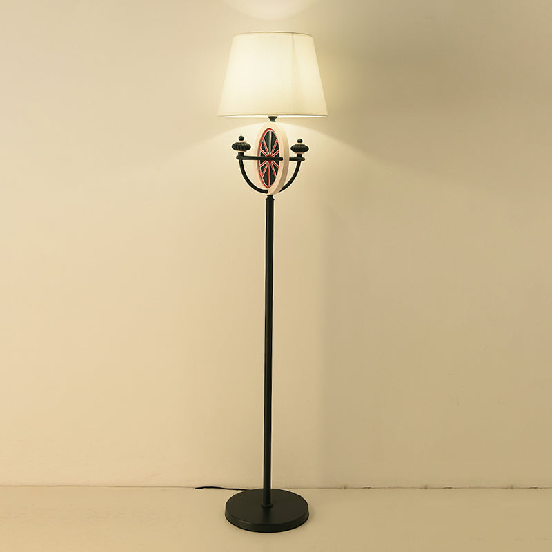 Fassboden stehende leichte mediterrane Stoff 1 Glühbirne Schwarze Stehlampe mit runden und Schalenrahmendesign