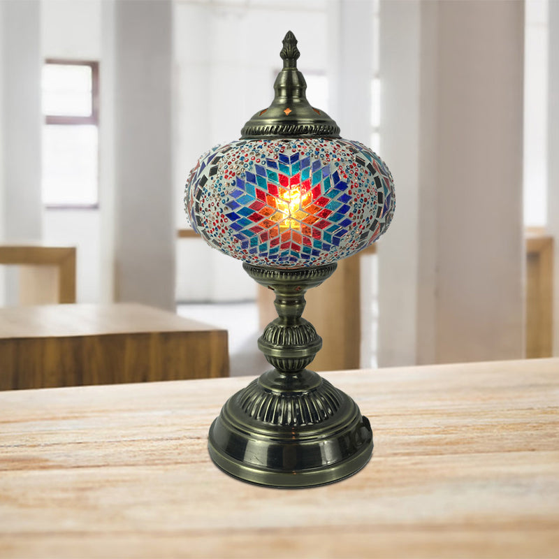 1 Kopfschlafzimmertischlampe Vintage Bronze-Aufgabenbeleuchtung mit kugelförmiger rot/blau/mehrfarbiger Glasschatten