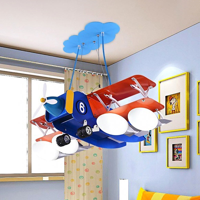 Blue and Red Biplane Chandelier Cartoon Accensione in legno a 4 luci con tonalità di vetro di latte ovale