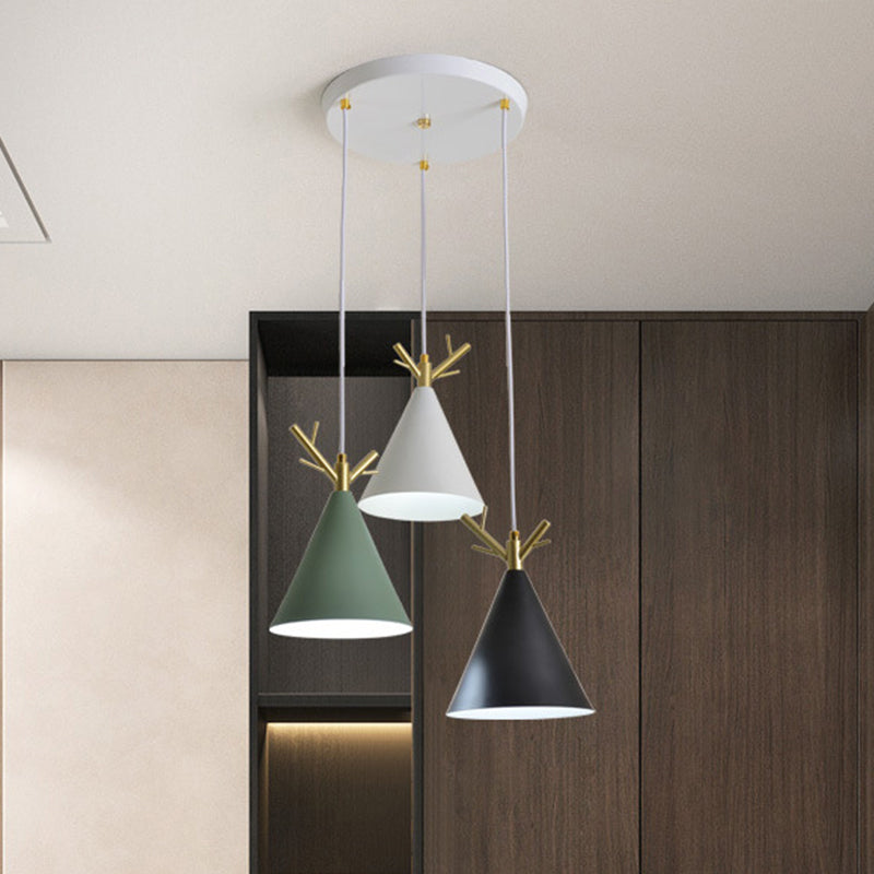 Nordic Conical Cluster Anhänger Metallic 3-Kopf-Esszimmer Geweihlicht mit rundem/linearem Baldachin in Weiß