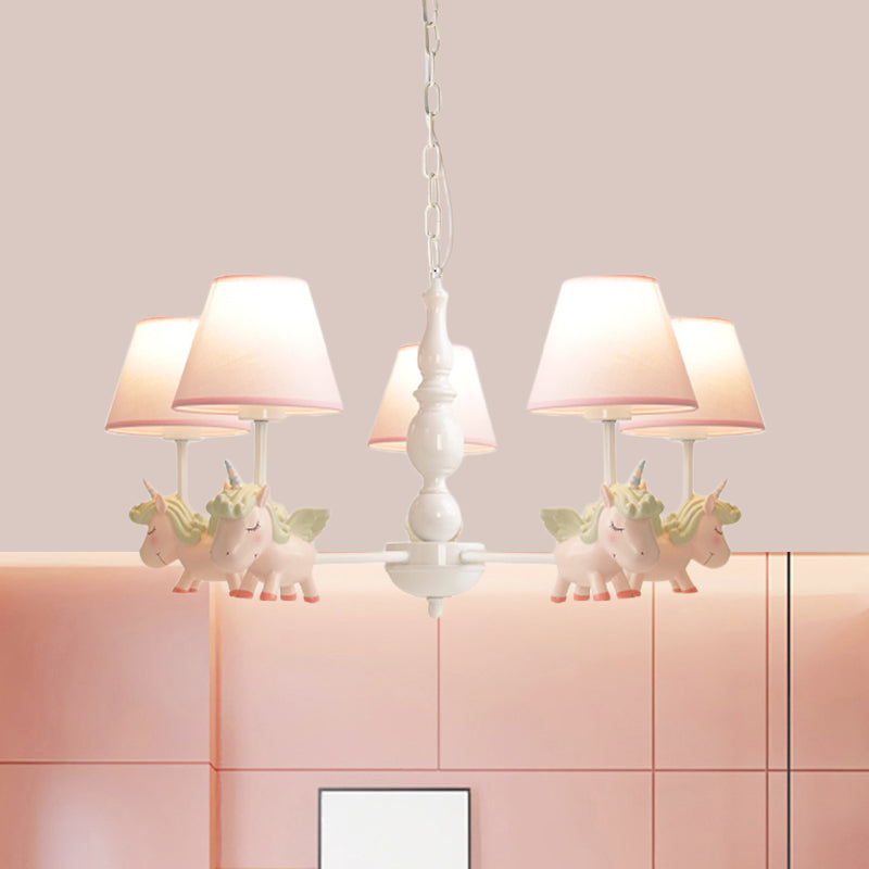 Kroonluchter in de kinderkamer, cartoon hanglamp met een roze emmerstofschaduw en eenhoorn