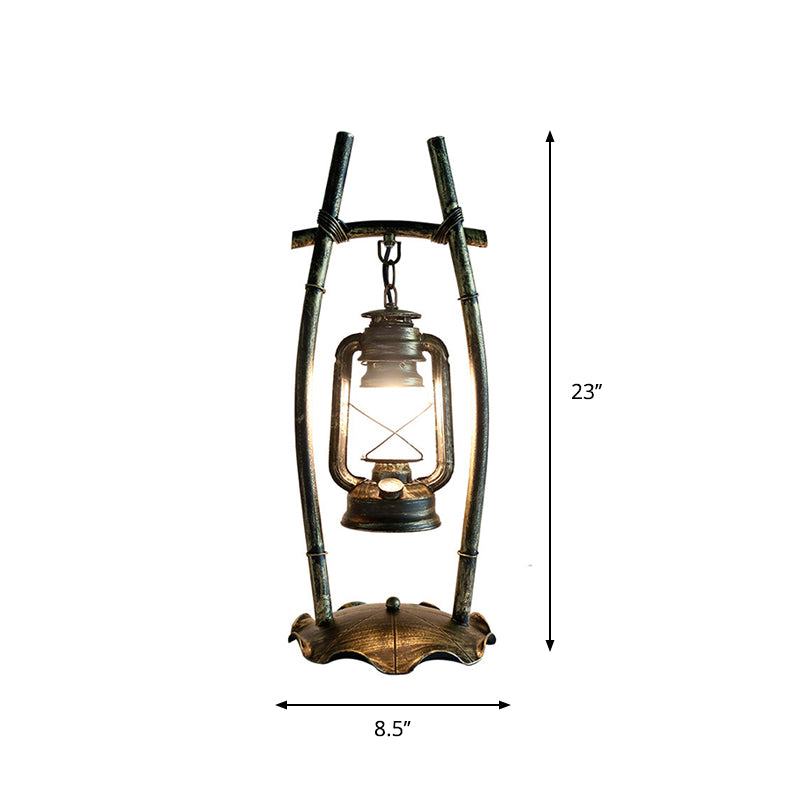 Antiquiertes Messing Single Night Lampe Bauernhaus Opalglas Kerosin Tischlicht mit Rahmen und Rüschenbasis