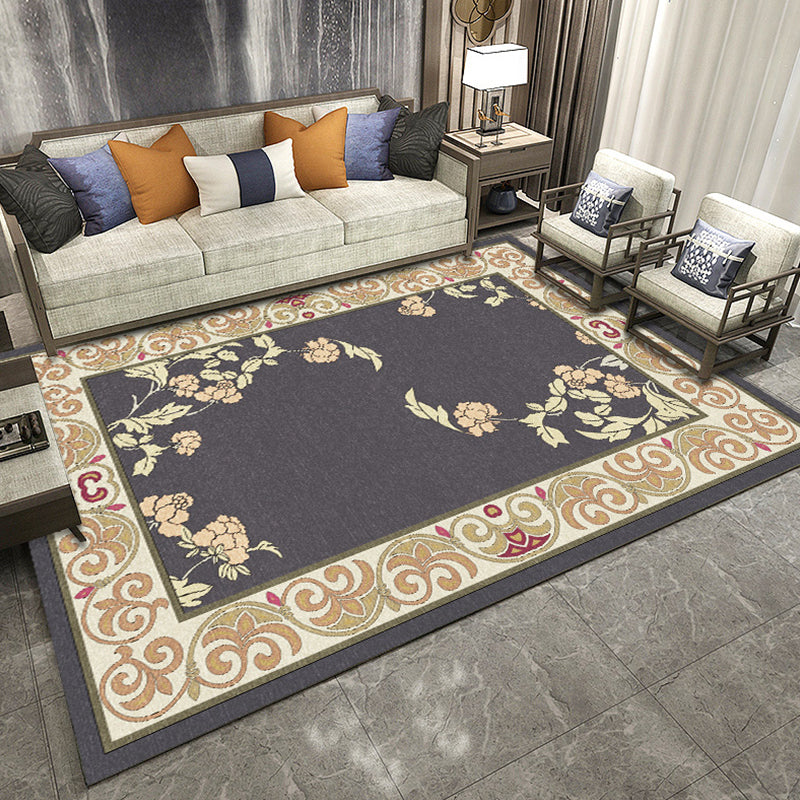 Tapis en polyester et motif d'oiseau multi-couleurs classiques.