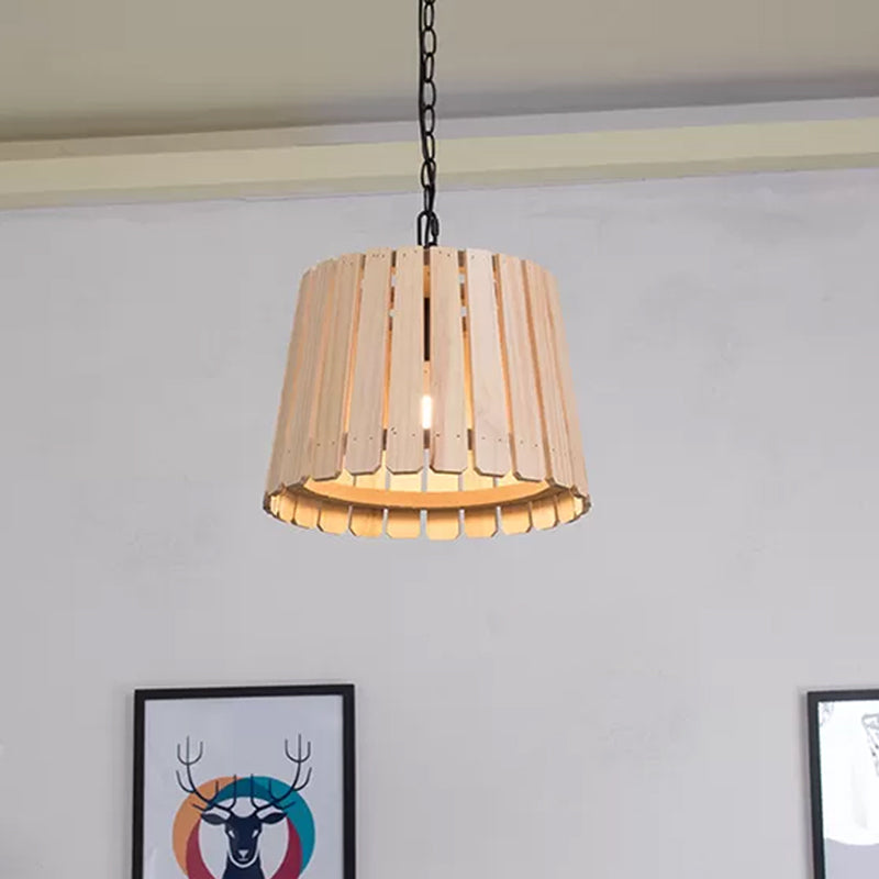 Enkele hanglamp rustiek uitgeholde vat houten hangend plafondlicht met ketting over tafel