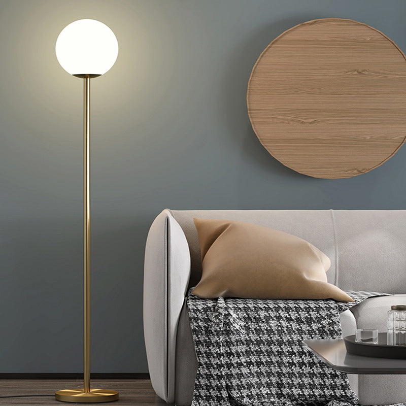 Lampada da pavimento a sfera minimalista a sfera vetro bianco 1 soggiorno in piedi leggero con palo verticale in oro, 8 "/10" di larghezza