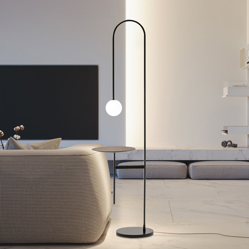 Boogvormige leesvloer licht Minimalistisch ijzer 1-bulb Zwarte opstaanlamp met bol melkglasschaduw en tafel