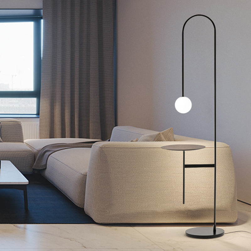 Boogvormige leesvloer licht Minimalistisch ijzer 1-bulb Zwarte opstaanlamp met bol melkglasschaduw en tafel