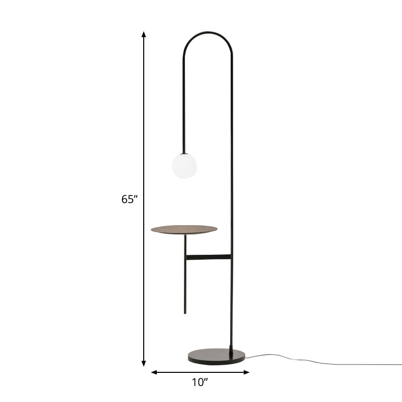 Bugförmige minimalistische Eisenleuchte mit Buggeformte 1-Köpfen schwarzer Stand-up-Lampe mit Kugelmilchglas Schatten und Tisch