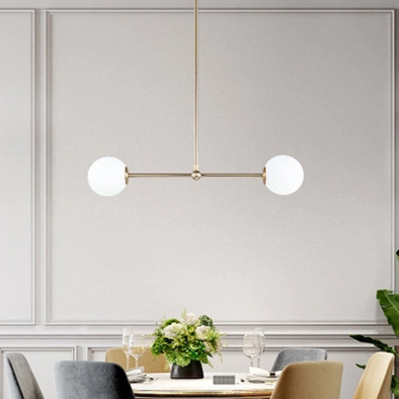 Pendre minimaliste en forme de barre métallique 2 lumières Chandelier postmoderne en or avec une teinte en verre blanc orbe