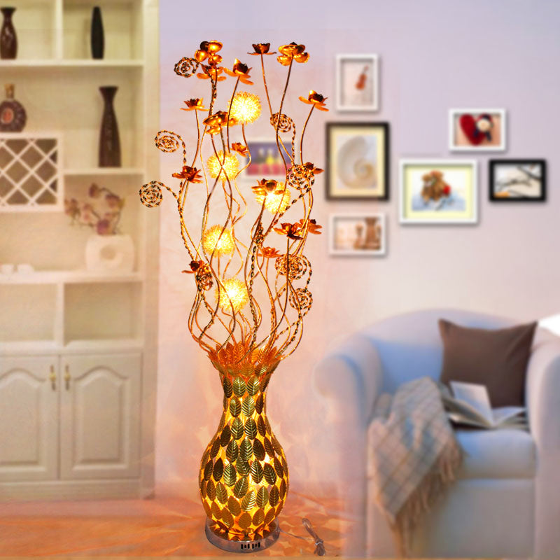 Metal Curvy Urn Forme debout lampadaire décor de lit de chevet de conception florale LED Éclairage de plancher LED en or