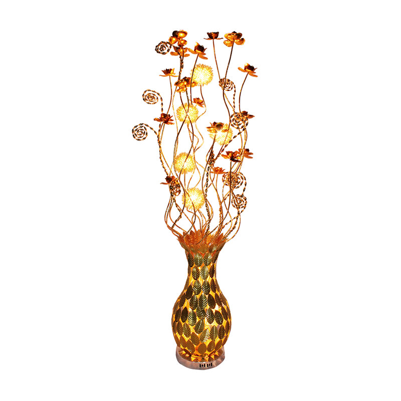 Metal Curvy Urn Forme debout lampadaire décor de lit de chevet de conception florale LED Éclairage de plancher LED en or