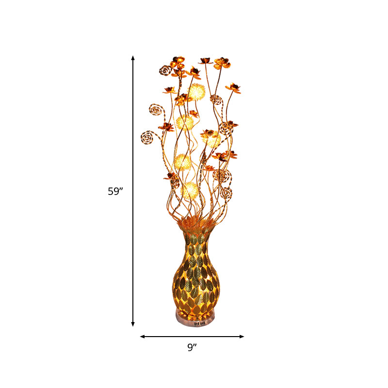 Metall kurvige Urnenform stehende Lampenkunst Dekor Bett florale Design LED -Bodenbeleuchtung in Gold