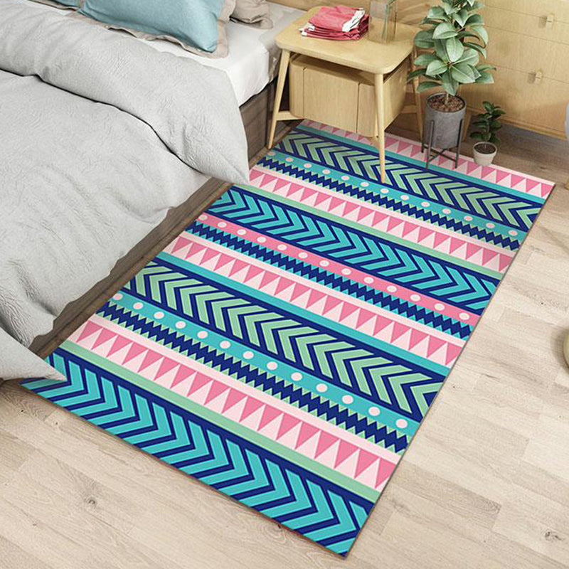 Blauer und rosa gestreifte Stammesteppich mit Chevron Geometrischer Polyester Haustierfreundlicher Fleckenresistent Innenteppich für Schlafzimmer