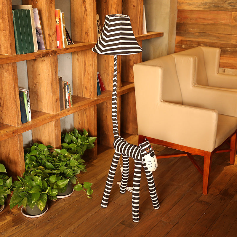 Lampadaire créatif Stripe Cat avec un tissu d'ombrage léger simple léger au sol noir pour salle à manger